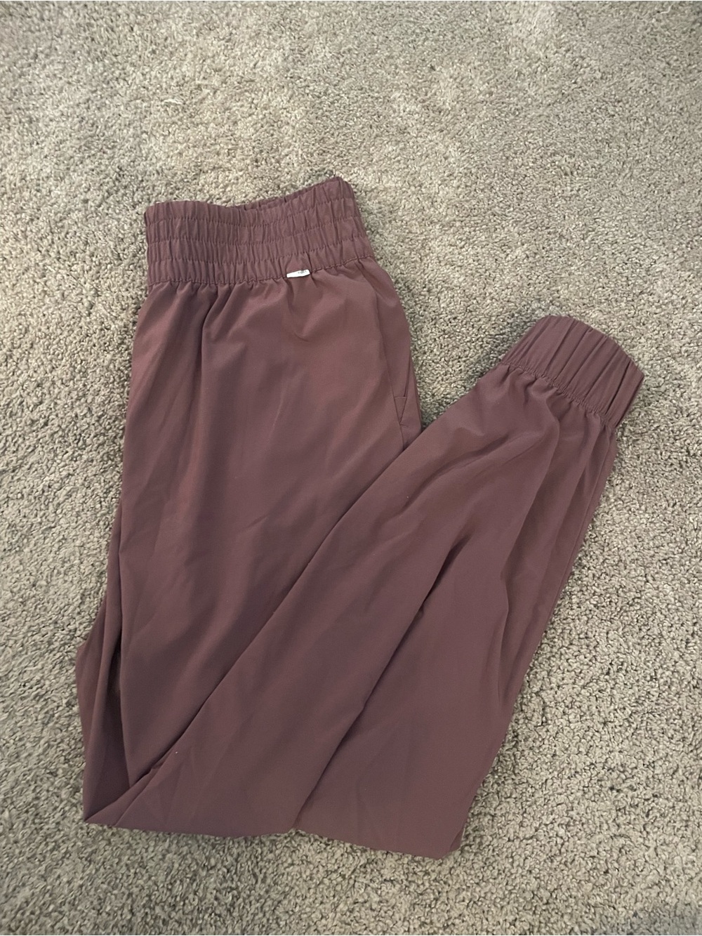 Vuori Women’s elastic Jogger Pants in Mauve